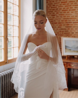 Colourful Floral Veils for Different Dress Necklines: What Works and Why