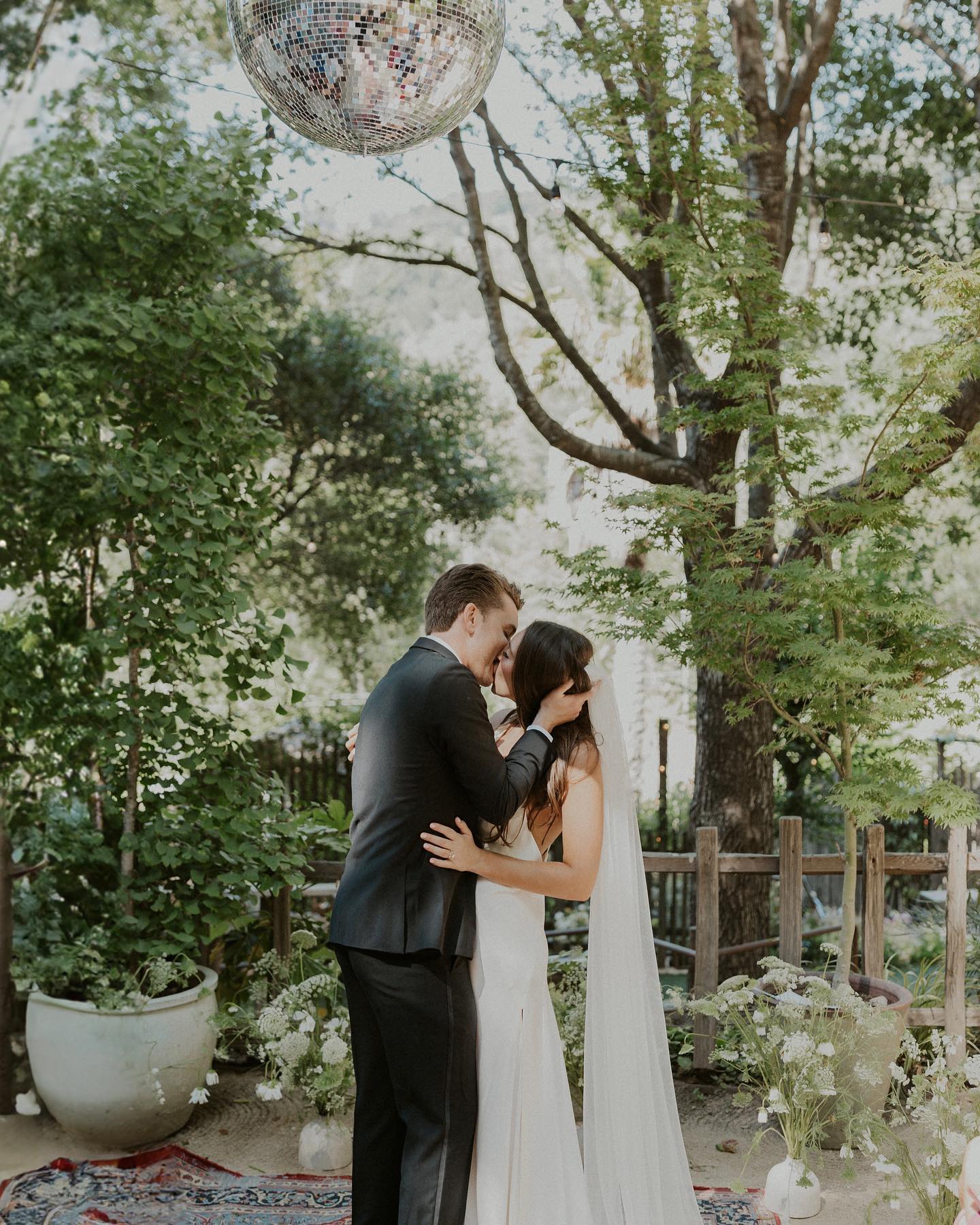 REAL BRIDES
Bride: Alix Celestino - Ventura, CA, USA
Veil: Jesi veil
Cathedral length: 110”
Color: Light ivory
Kissing, forest, rustic