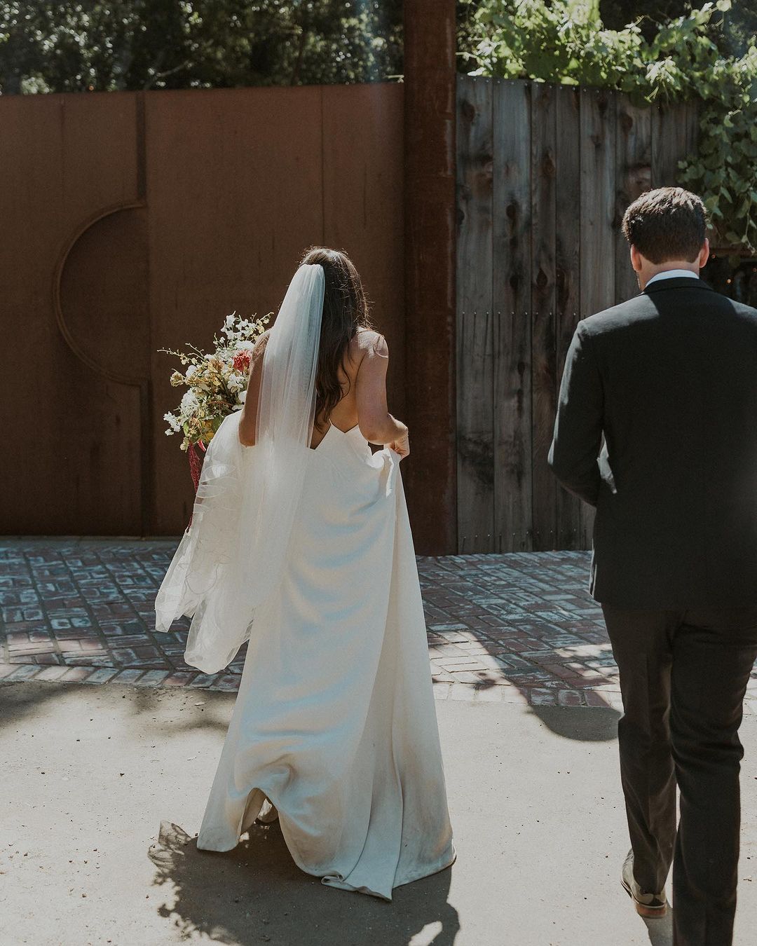 REAL BRIDES
Bride: Alix Celestino - Ventura, CA, USA
Veil: Jesi veil
Cathedral length: 110”
Color: Light ivory