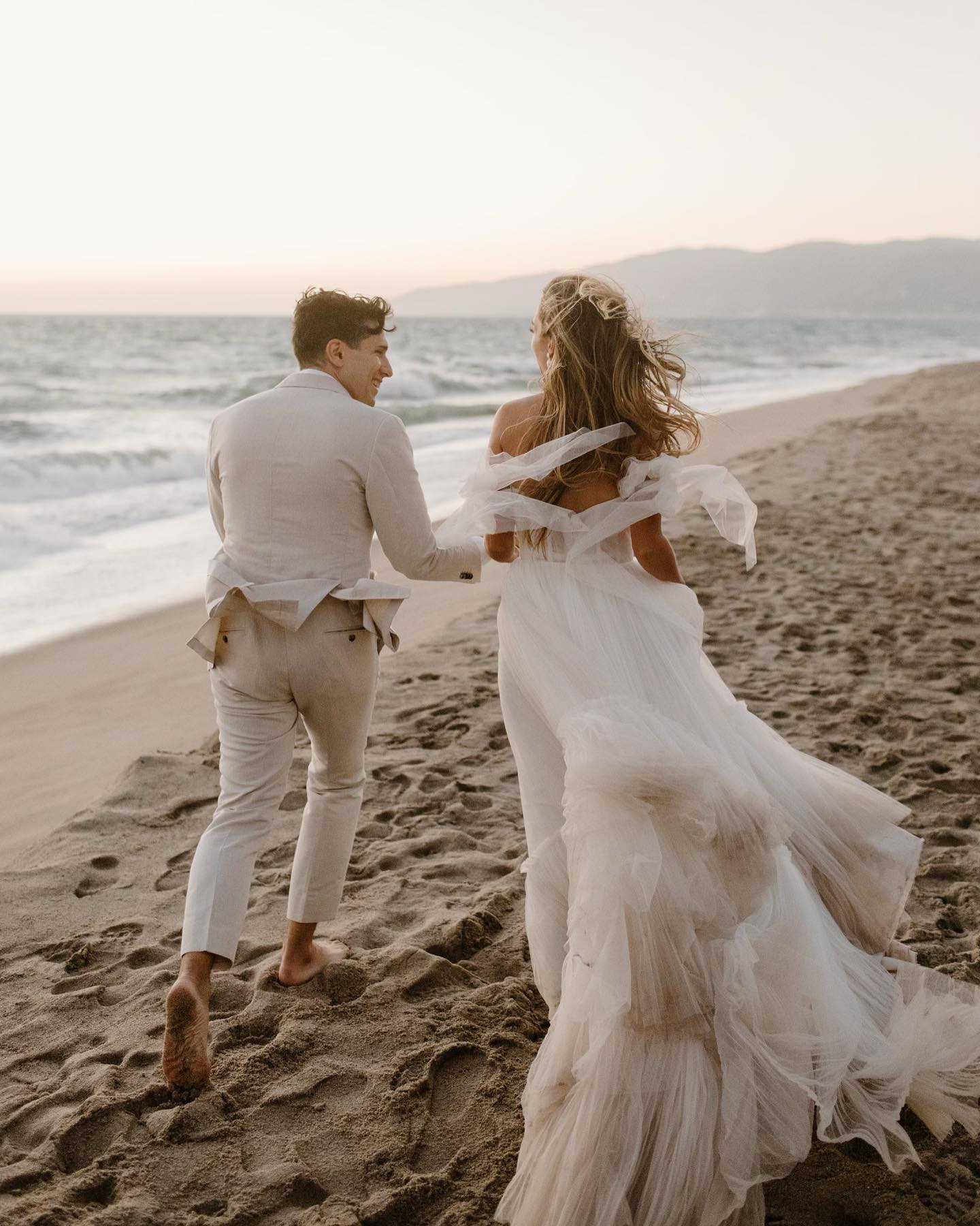 5 Tips for Wearing a Veil in Humid or Windy Beach Weather