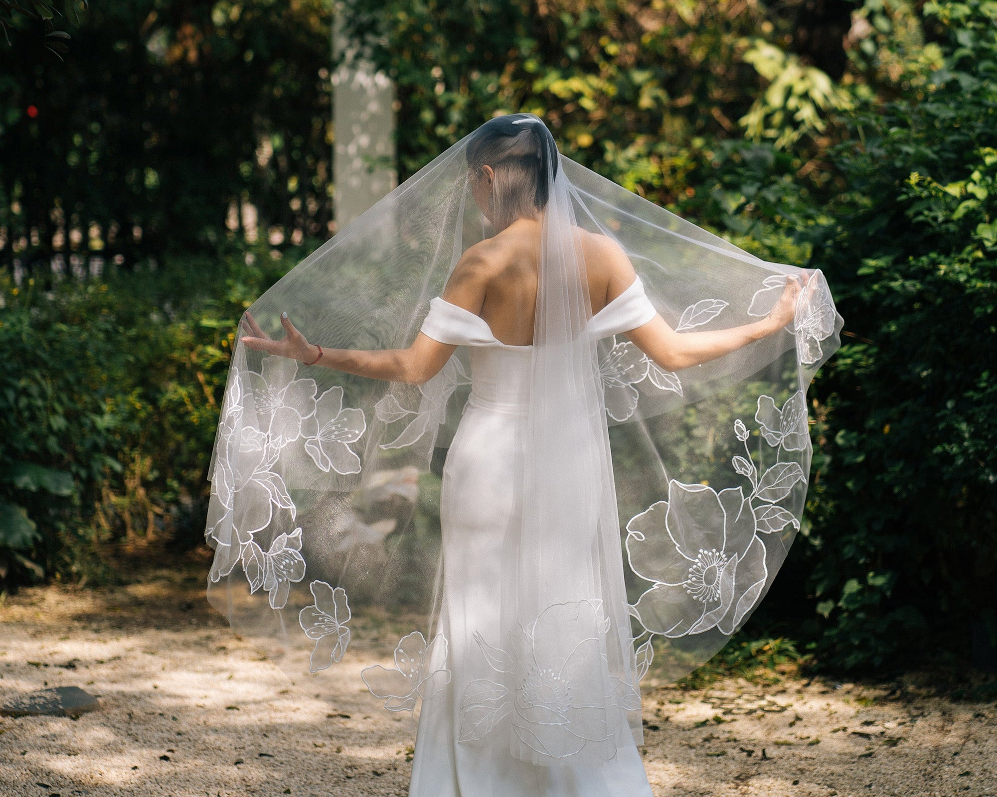 How to Photograph Your Veil: Poses That Show Off the Details
