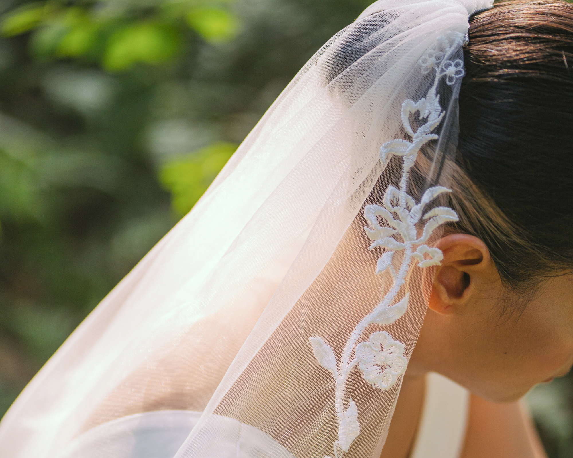 Crystal vs Lace Edged Veils: Which Matches Modern Brides Best?