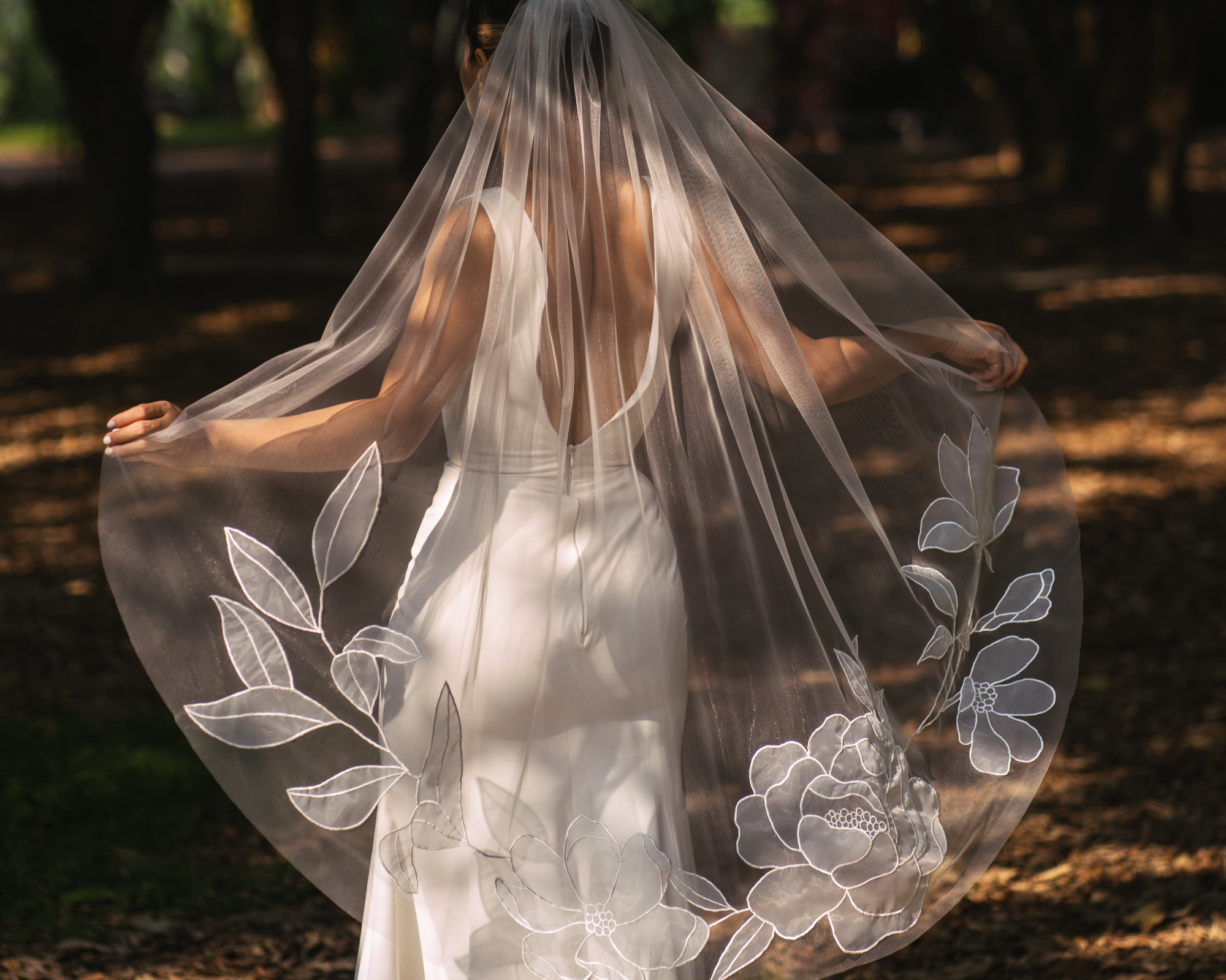 7 Lightweight Fingertip Wedding Veils Ideal for Summer and Destination Weddings