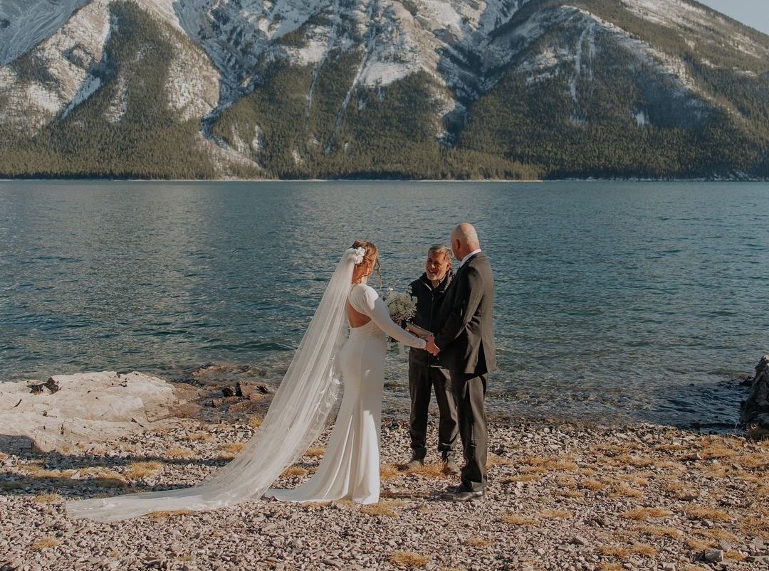 Outdoor Wedding Veils: The Best Choices For Every Season