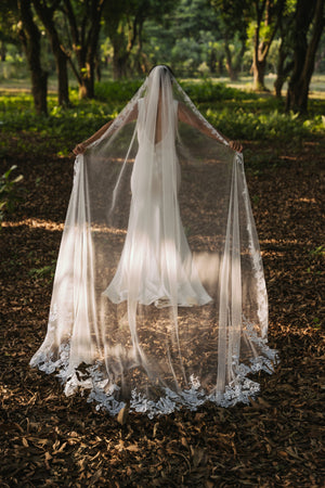 What Is a Mantilla Veil? Styles, Lengths and How to Wear One