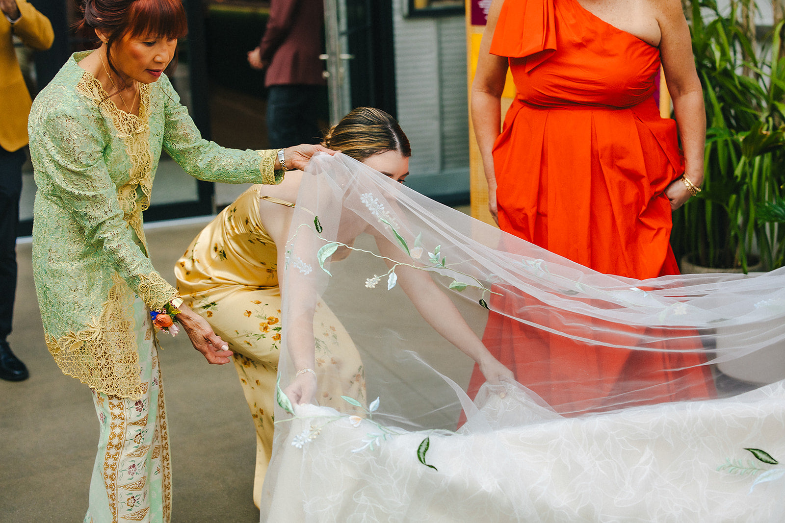 NILSA |  Green embroidery floral wedding veil