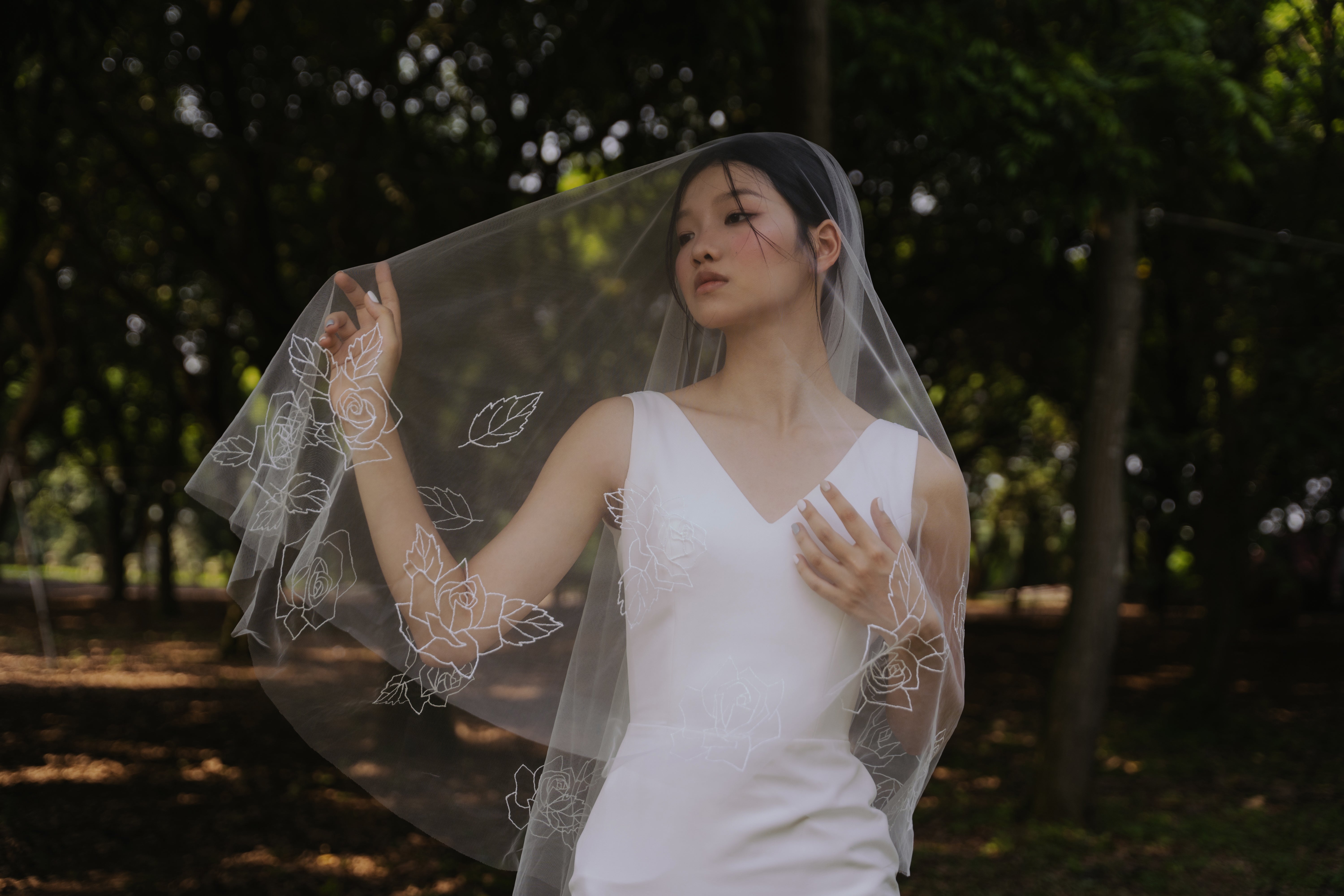 Minimal rose embroidered floral wedding veil, romantic versatile suitable for beach wedding veil, elegant rose flower design