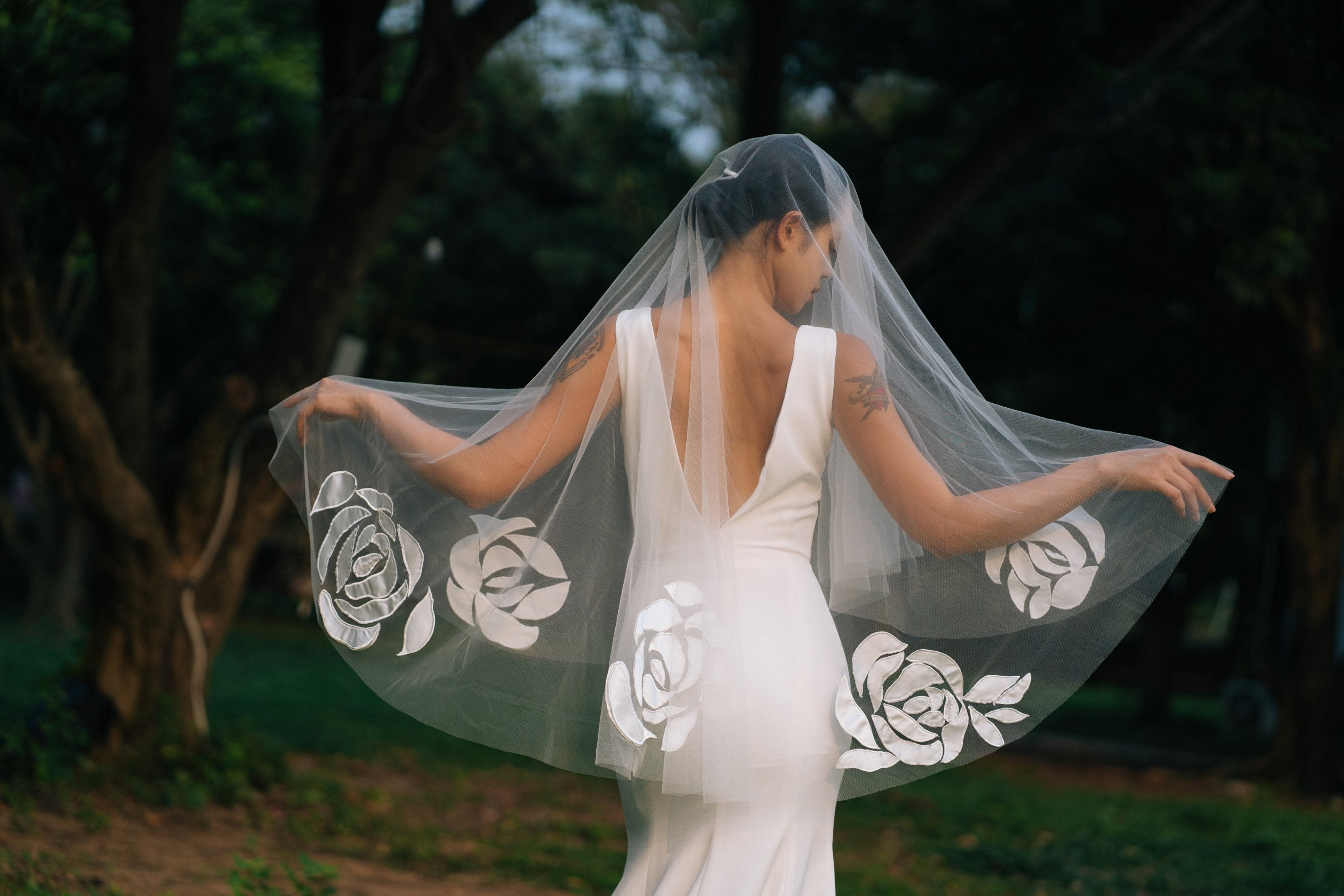 JEN Elbow 3D floral veil