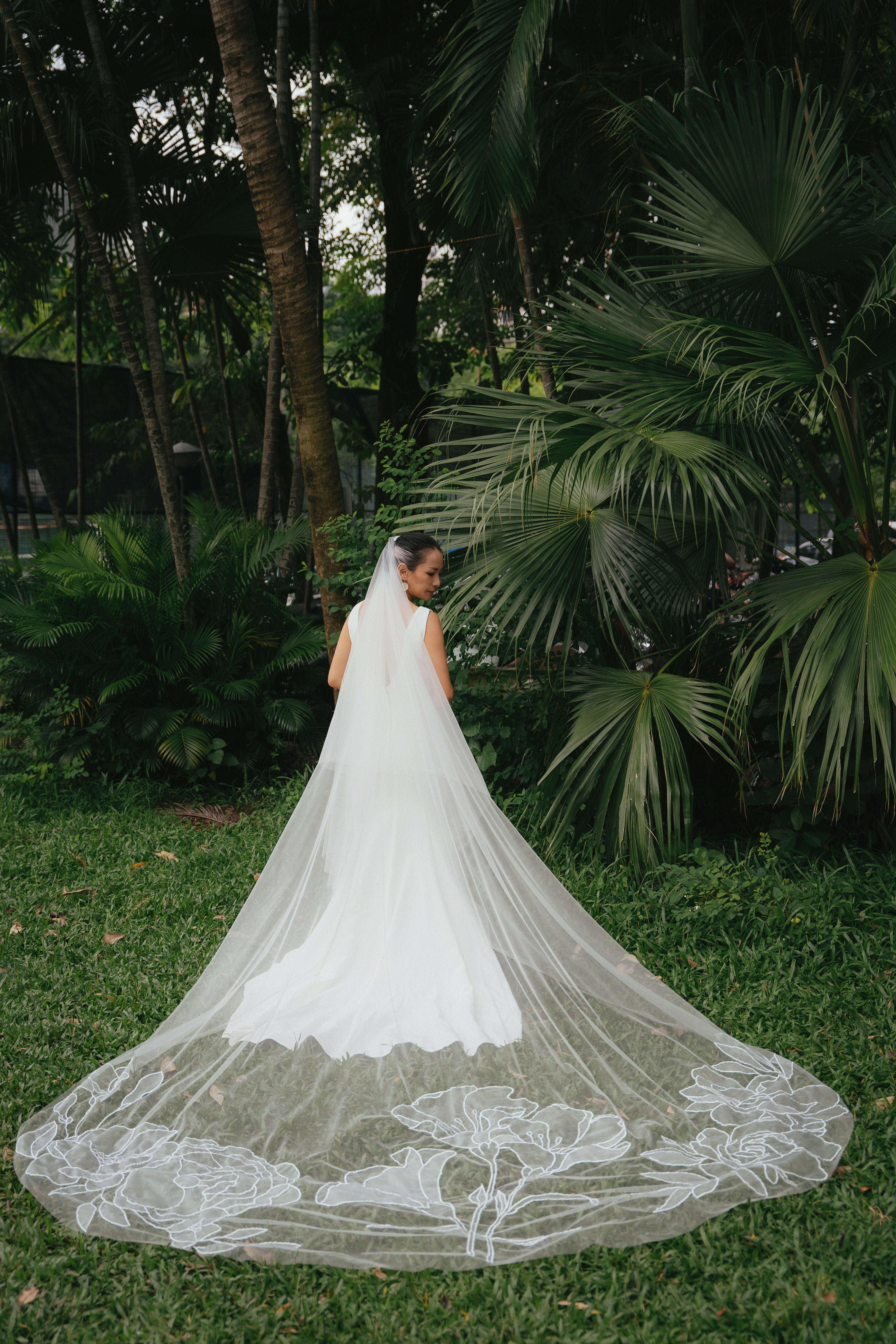 JESI with blusher / Drop royal cathedral organza floral veil
