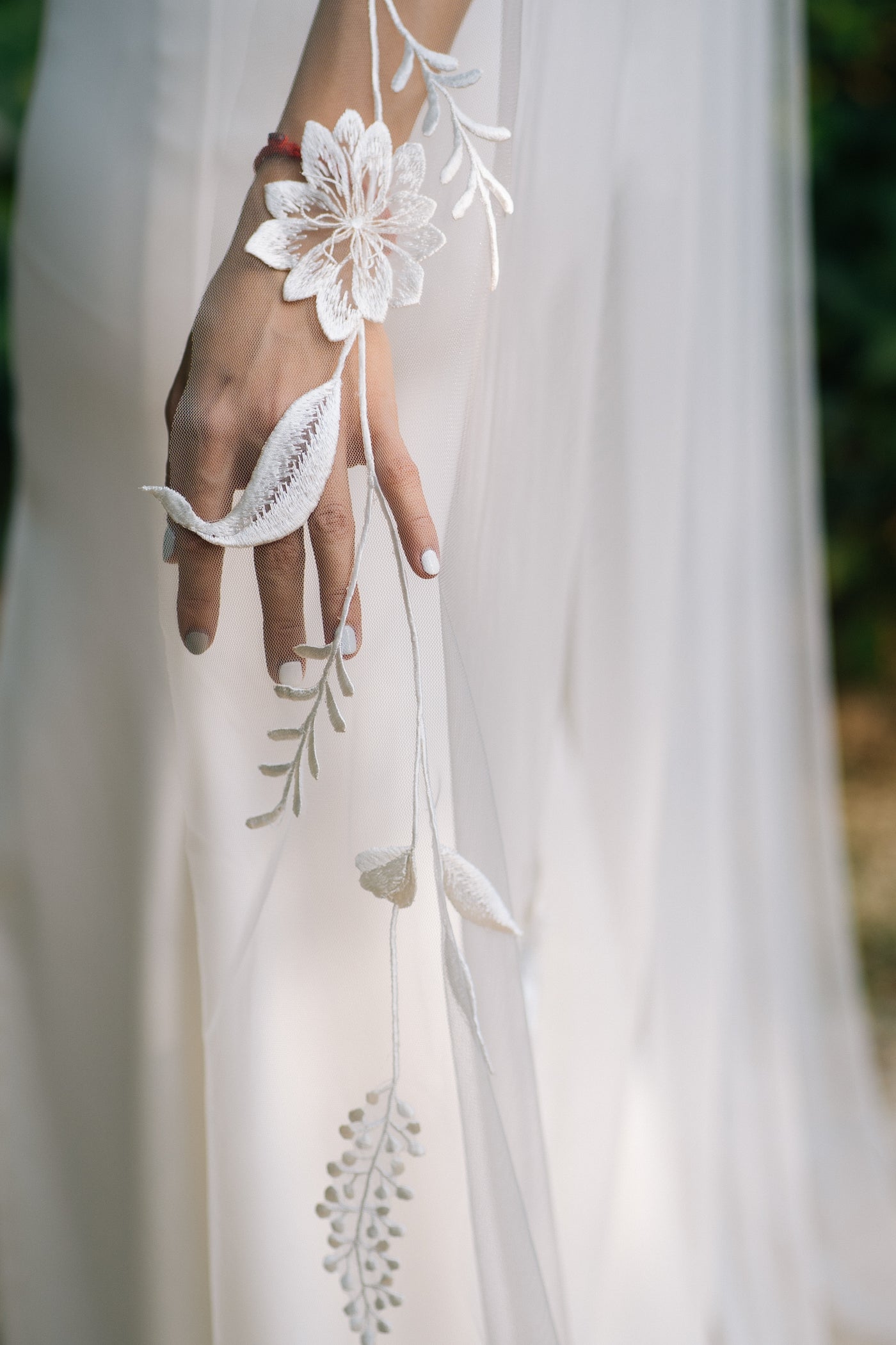 HANNAH | Embroidered wedding veil, White / Cathedral length: 110 inches HANNAH | Embroidered wedding veil, White / Cathedral length: 110 inches
