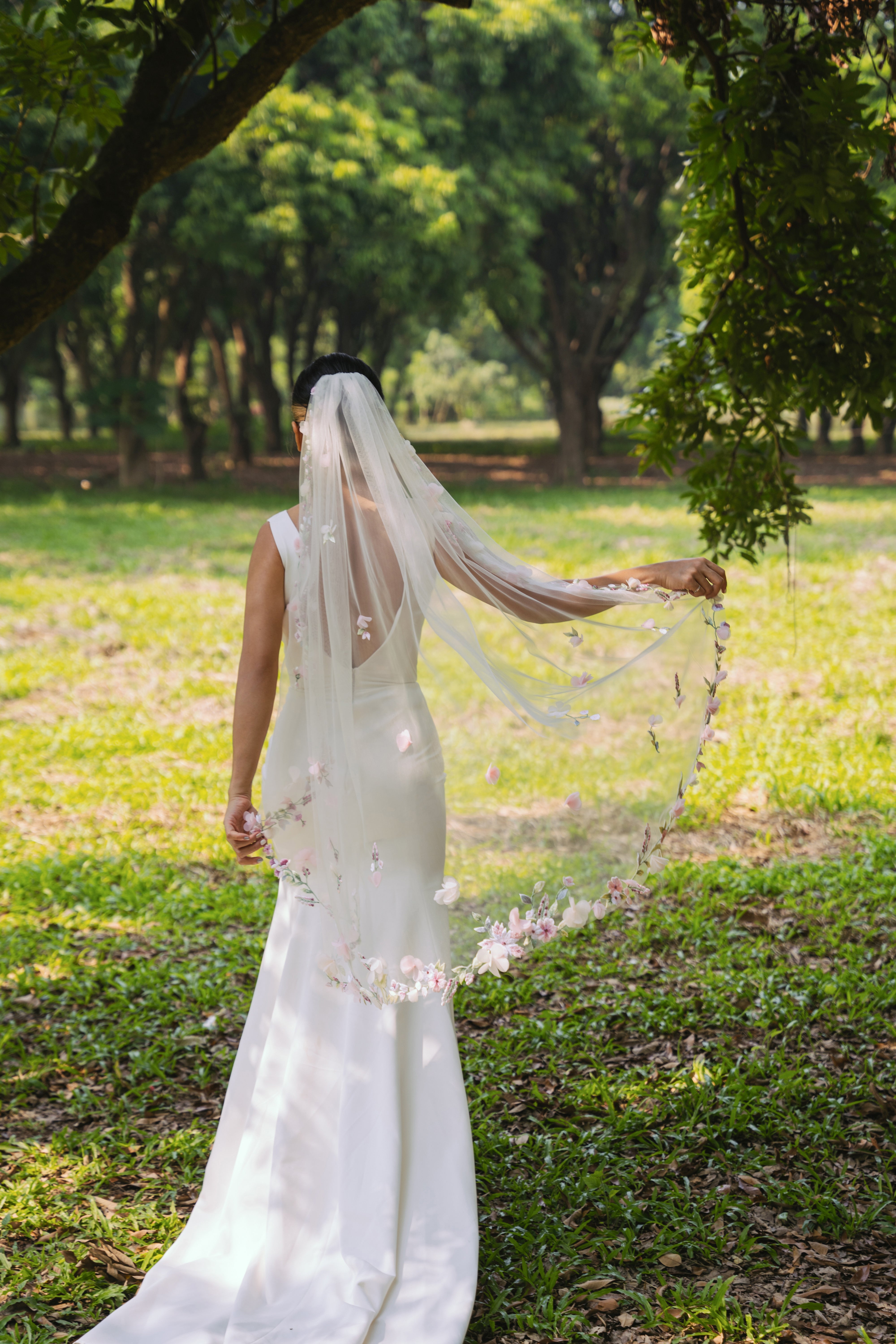 a bride wearing from behind : ISABEIL | 3D Colorful Fingertips Wedding Veil