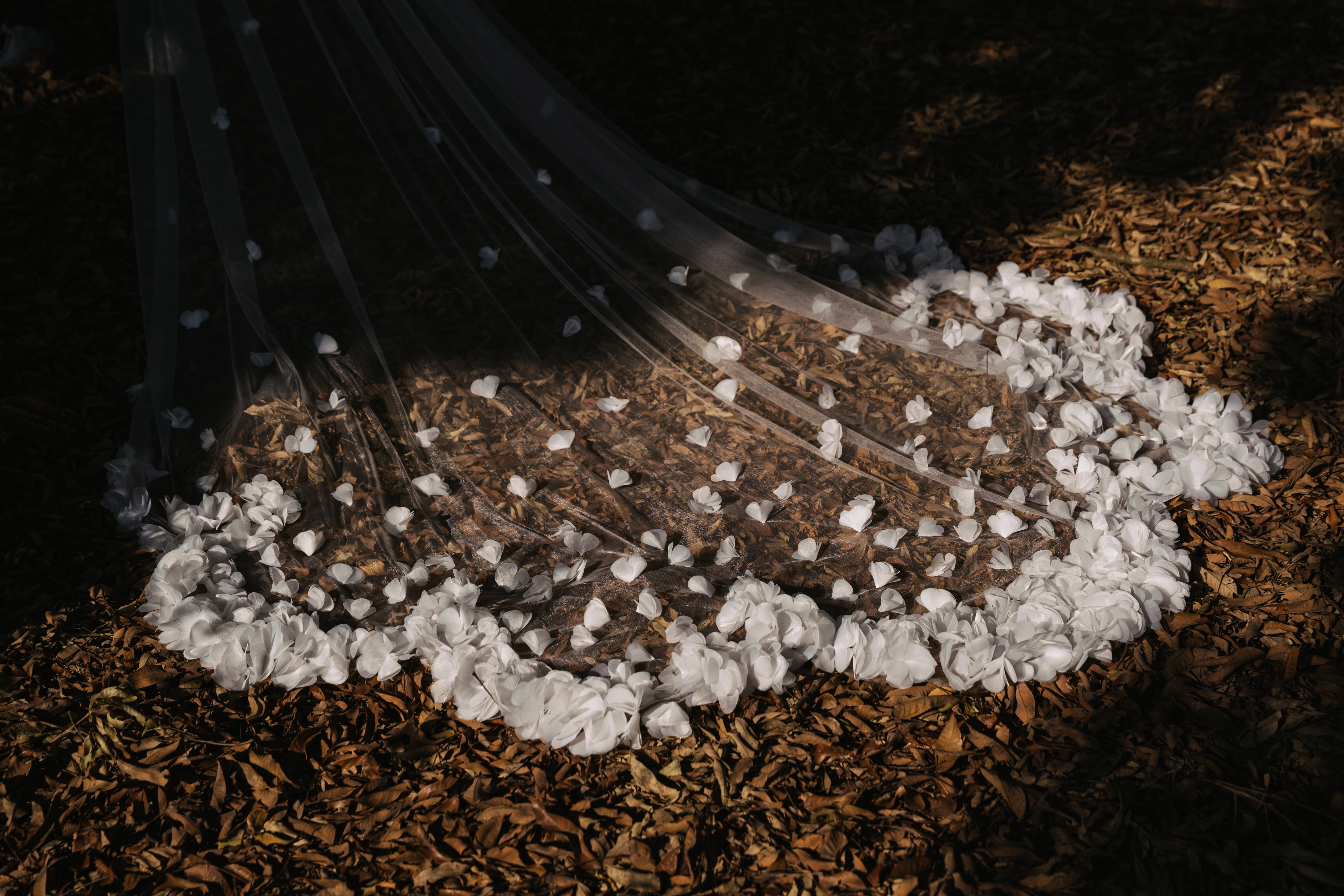 Bottom of the BELLA veil, showcasing the detailed 3D flowers on the train.

