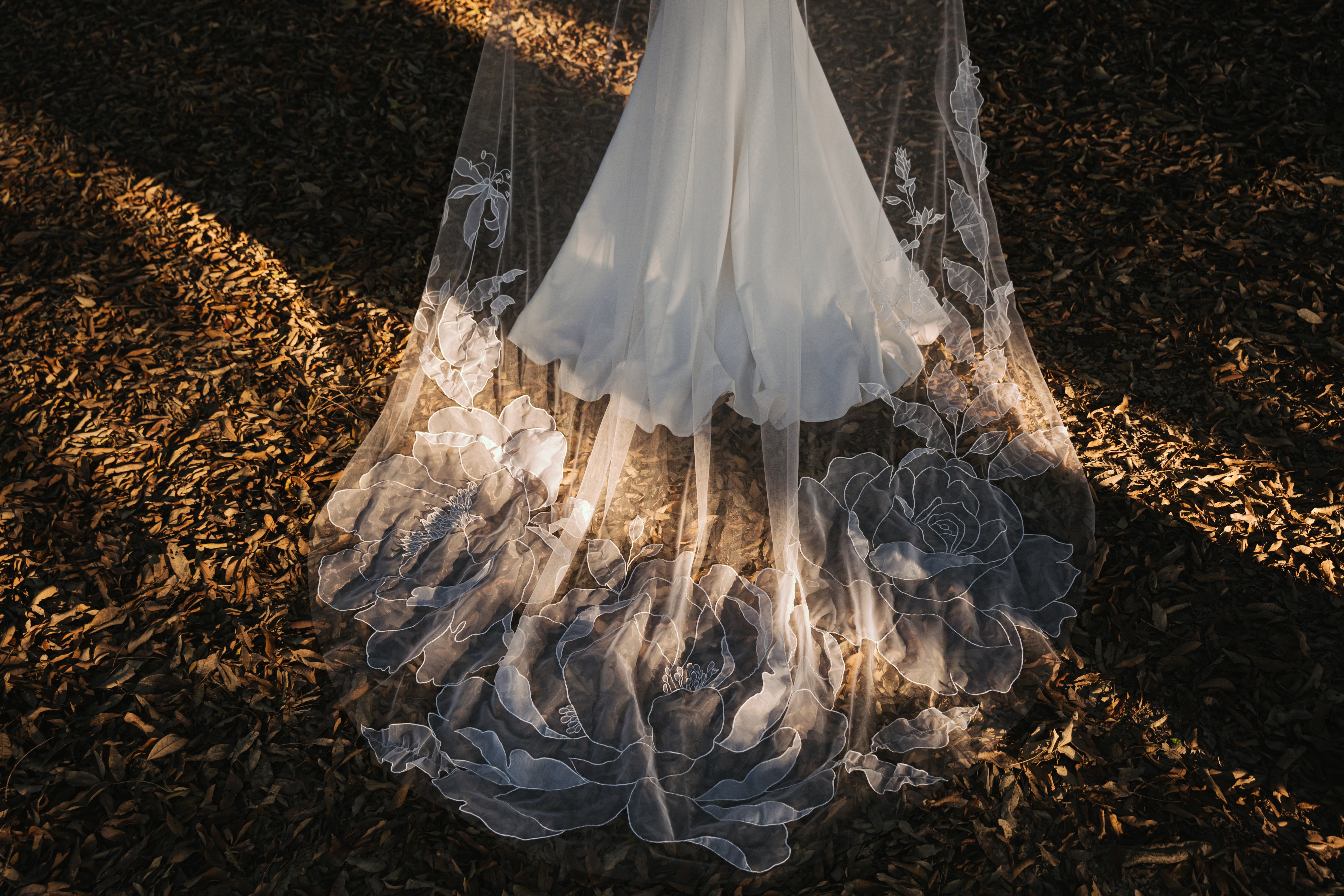 A "Gloriosa" 3D floral wedding veil, showcasing delicate, three-dimensional flowers and leaves.

