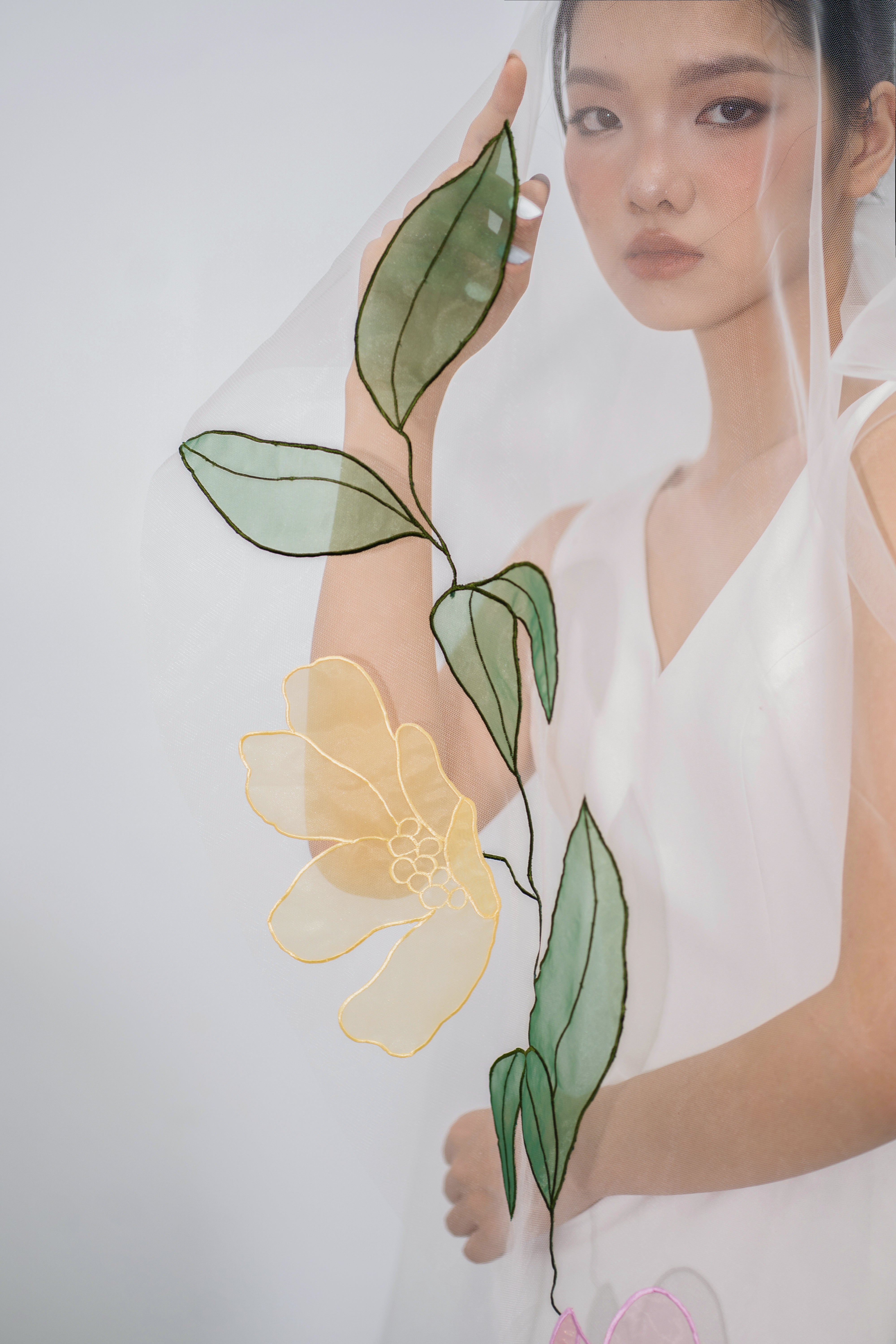 COLORFUL KAITIE | Fingertip organza embroidery floral veil