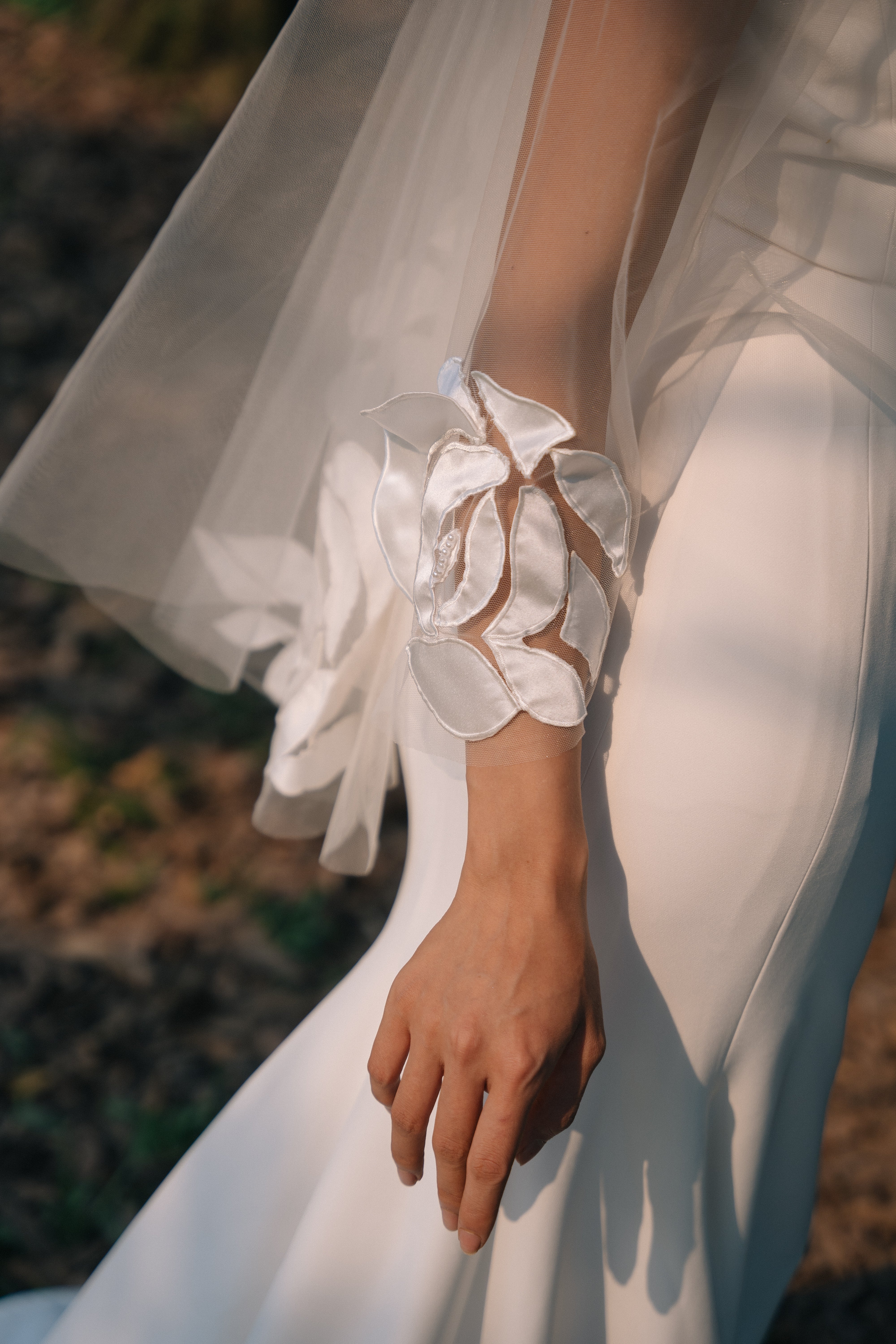 side view of JEN | Elbow 3D floral veil