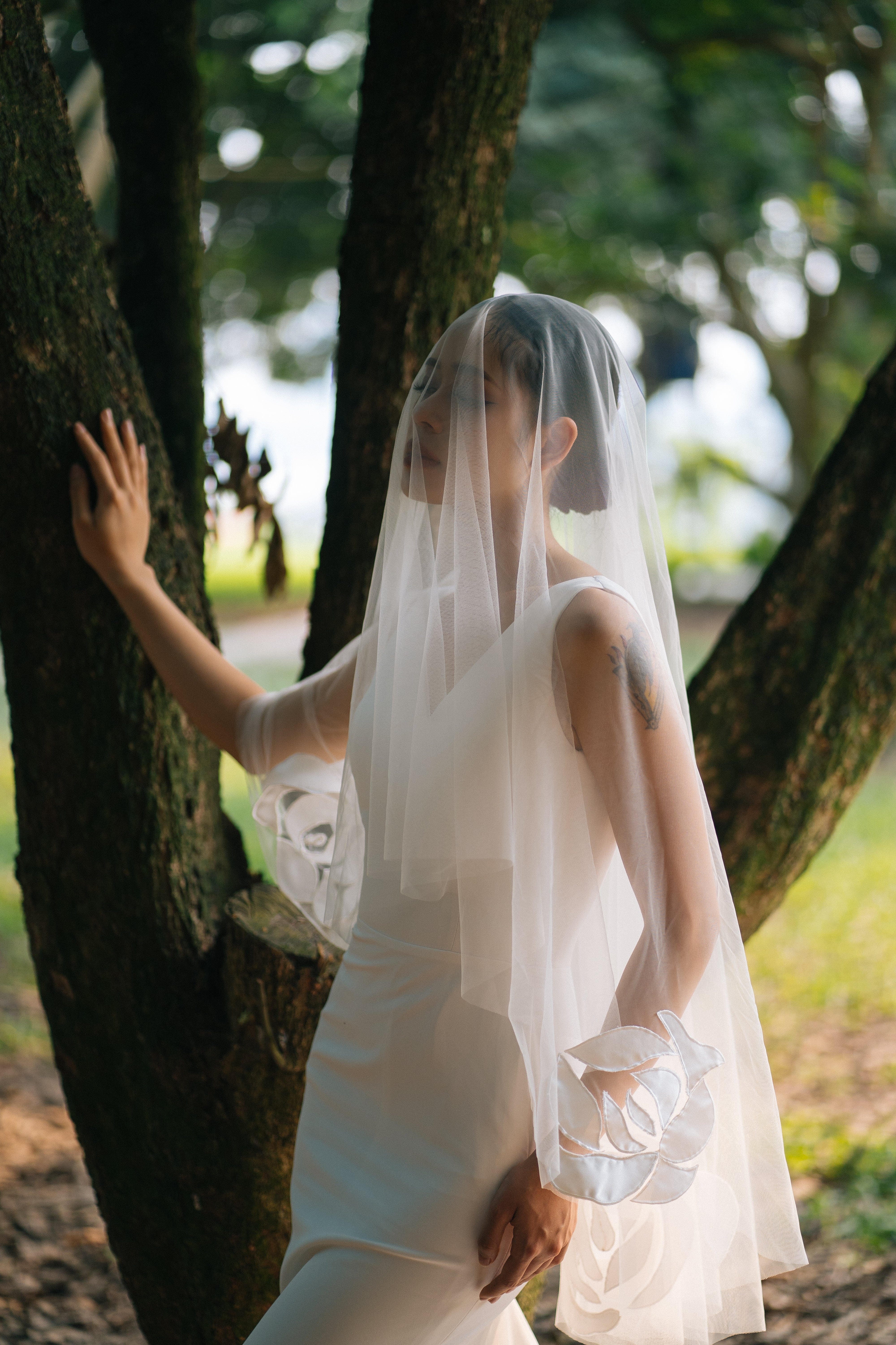 front view of JEN | Elbow 3D floral veil