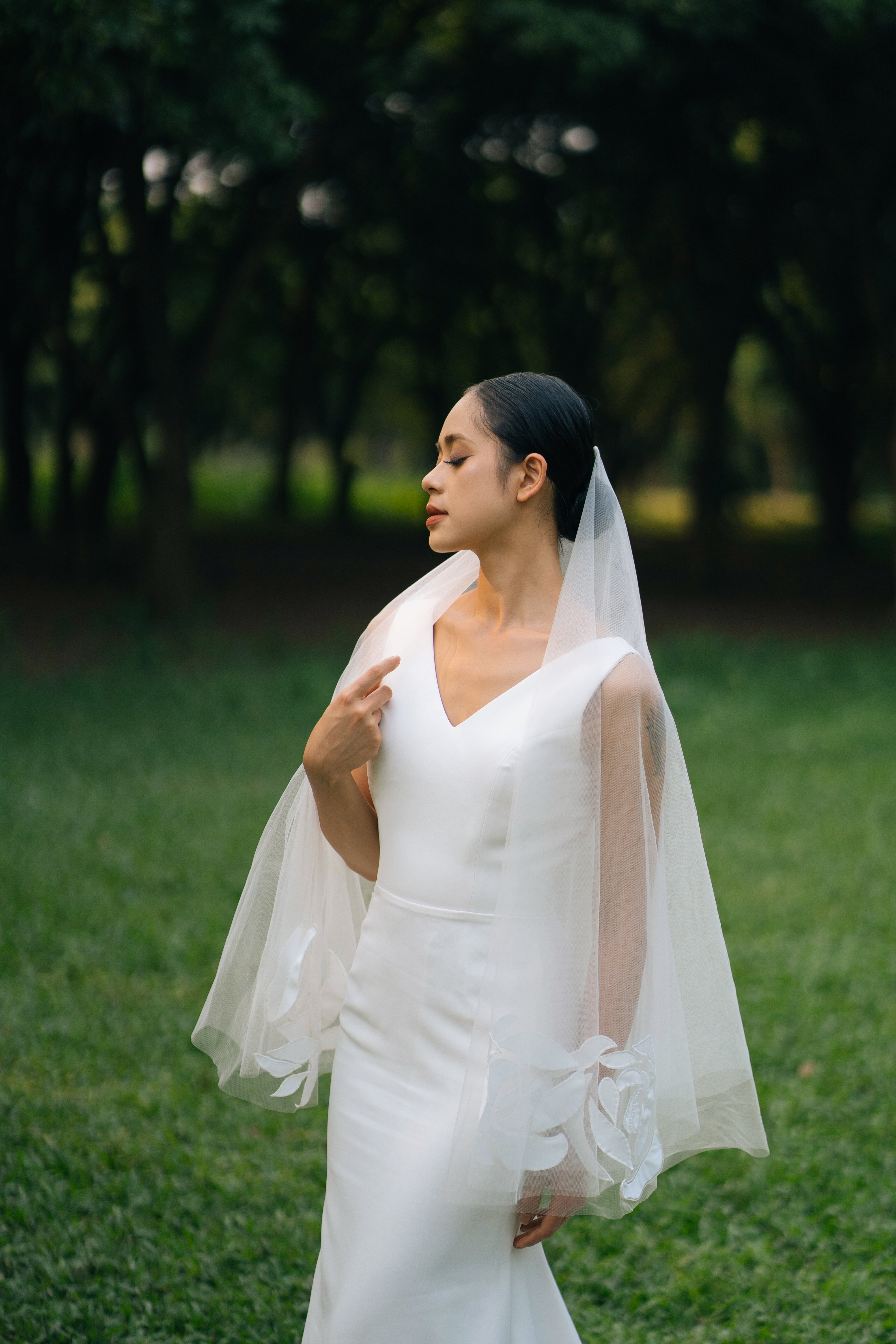 beautiful picture of bride wearing JEN | Elbow 3D floral veil