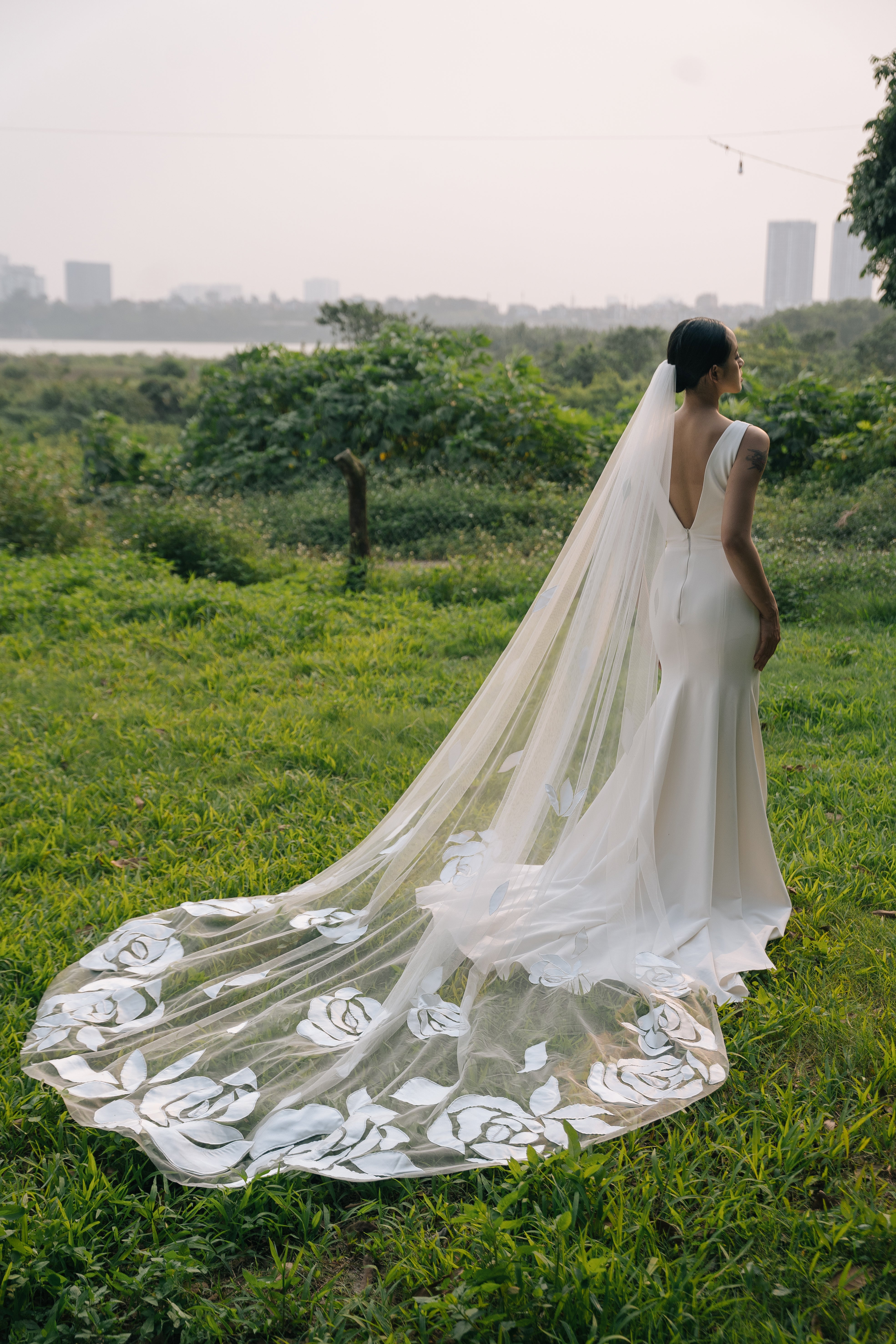 OSCAR 3D Floral Cathedral Veil - Walk in Roses