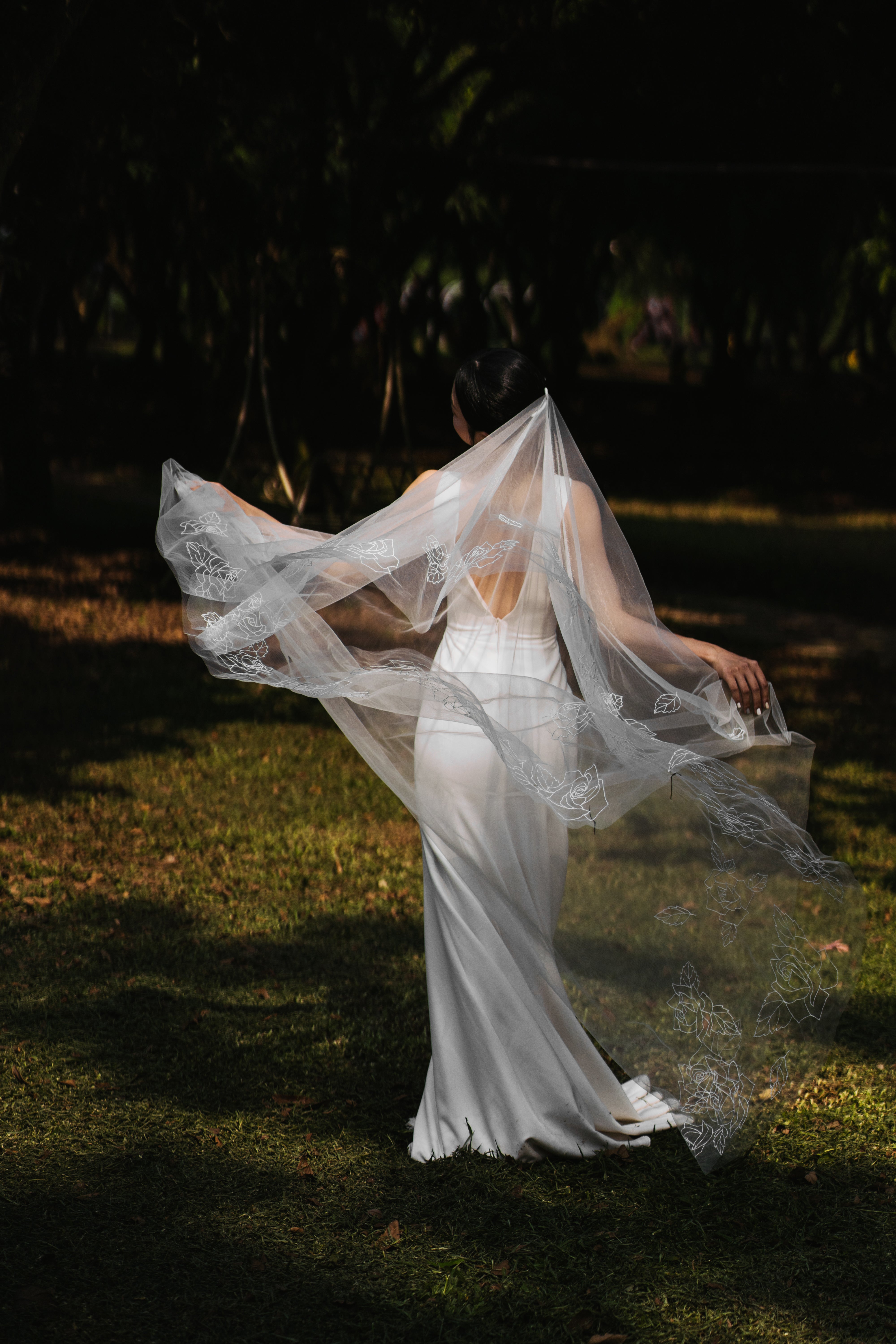 backside picture of CHLOE | Roses embroidered veil
