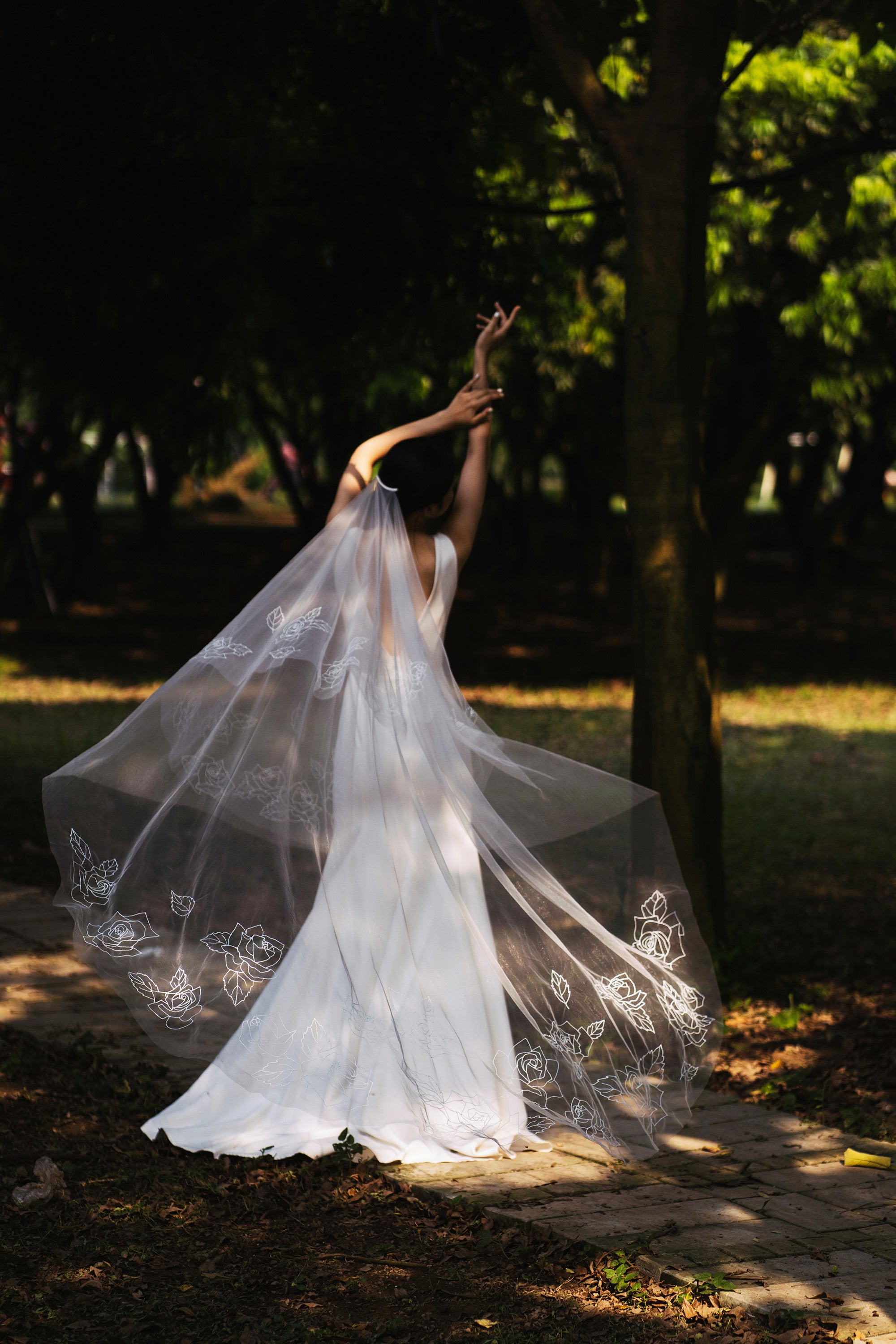 backside styled picture of CHLOE | Roses embroidered veil
