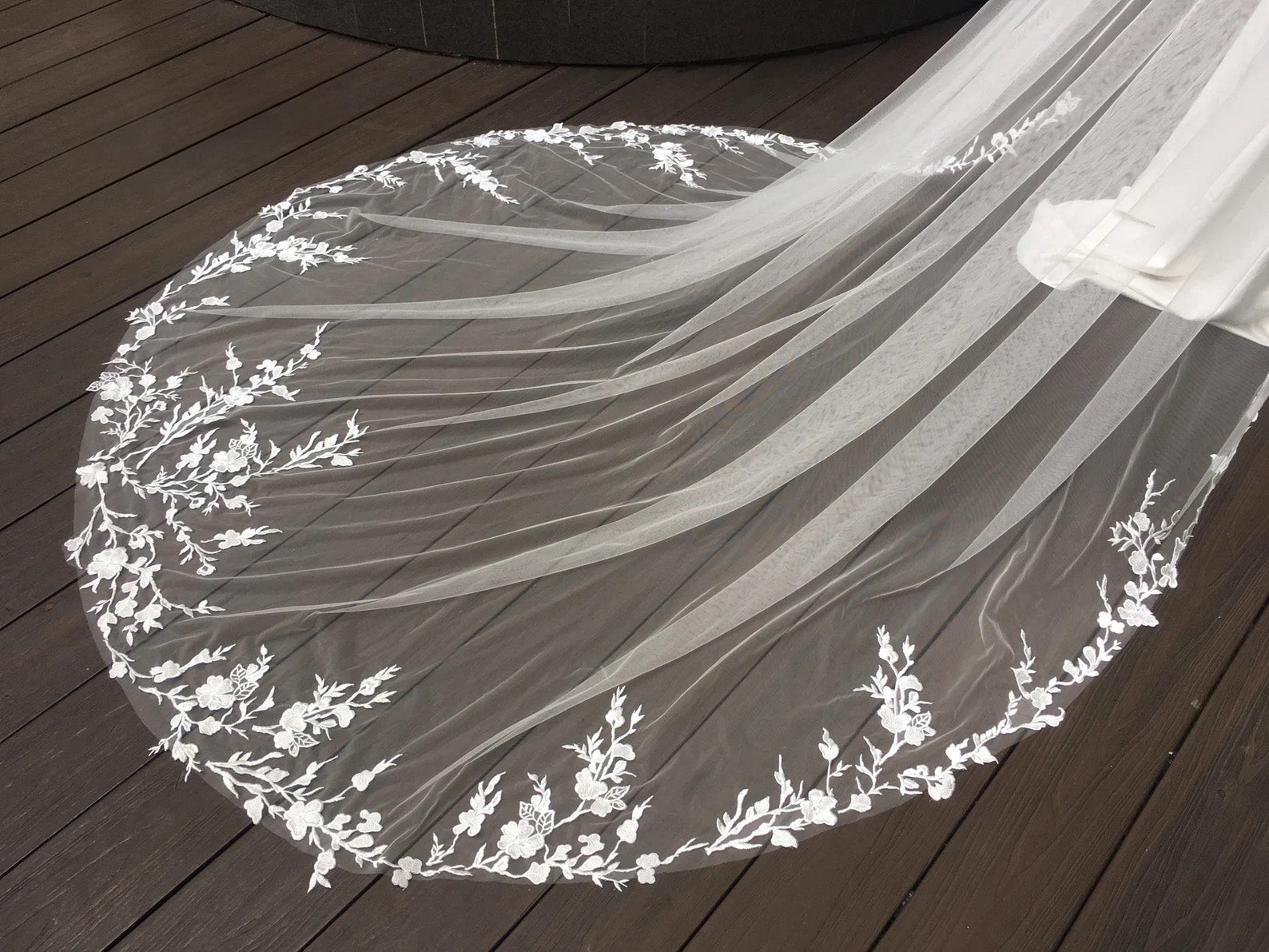 LEANNE | Floral lace veil