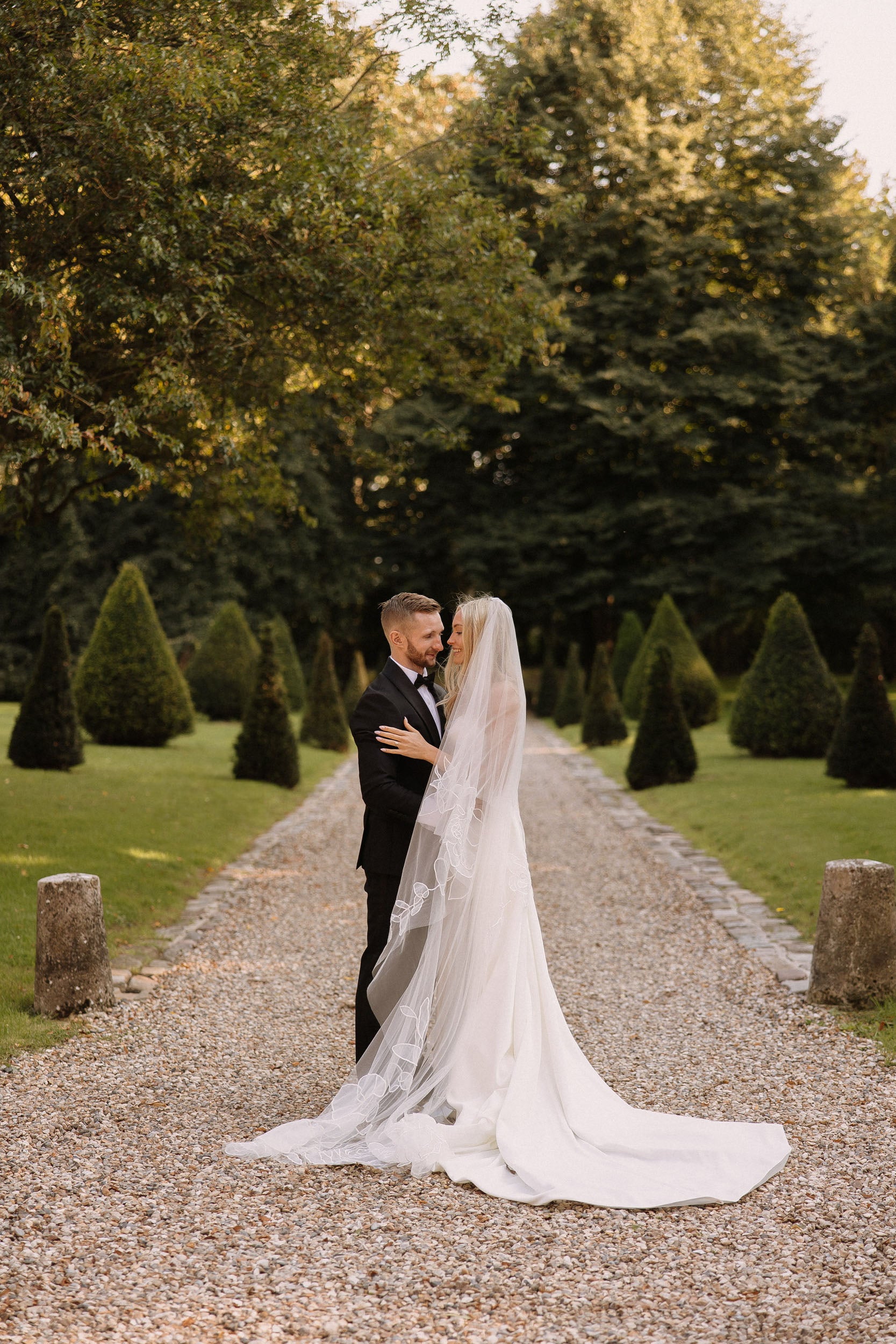 Romantic outdoor bridal look with Rosie floral chapel veil