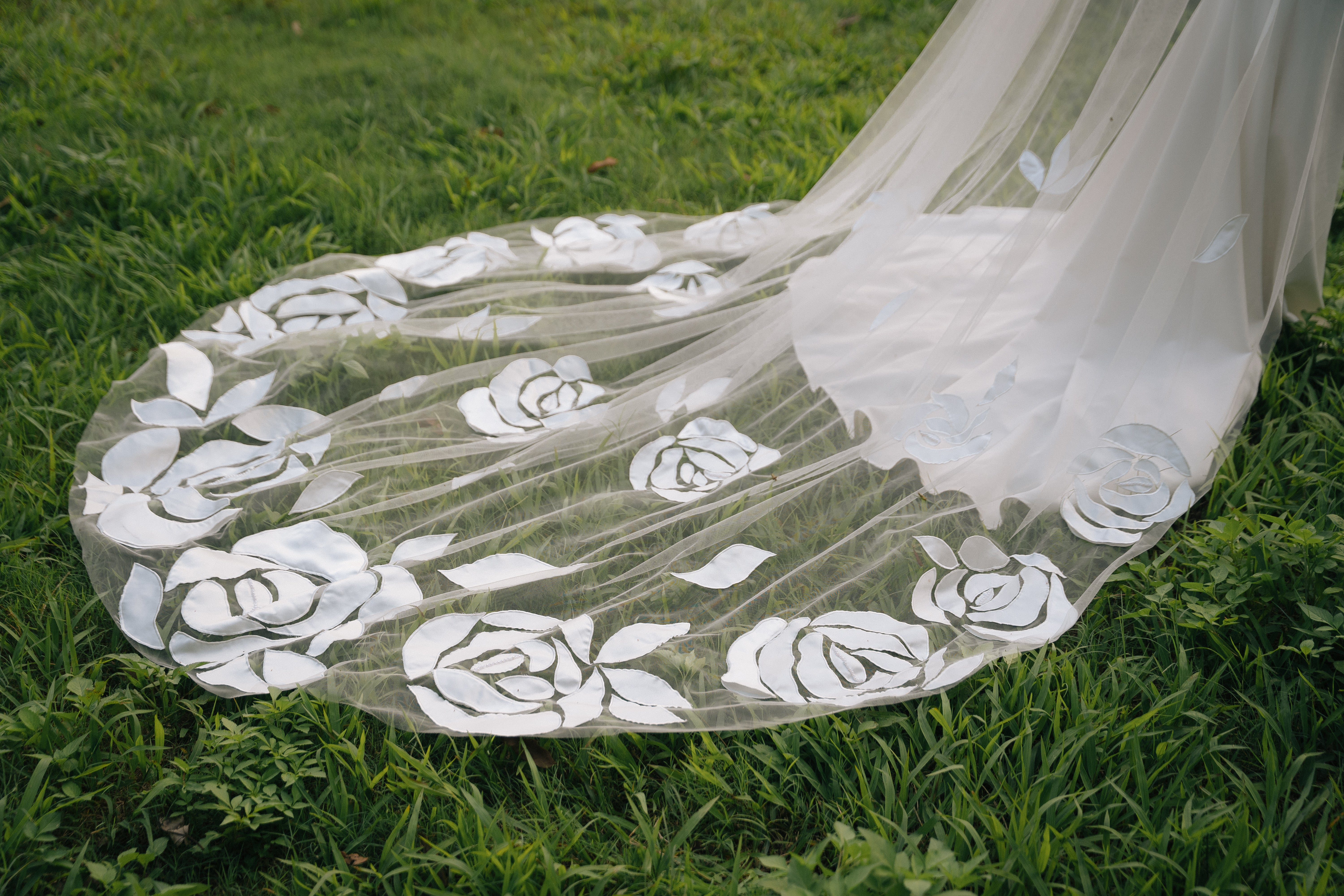 OSCAR cathedral wedding veil with 3D rose embroidery, featuring bold large white rose appliqués