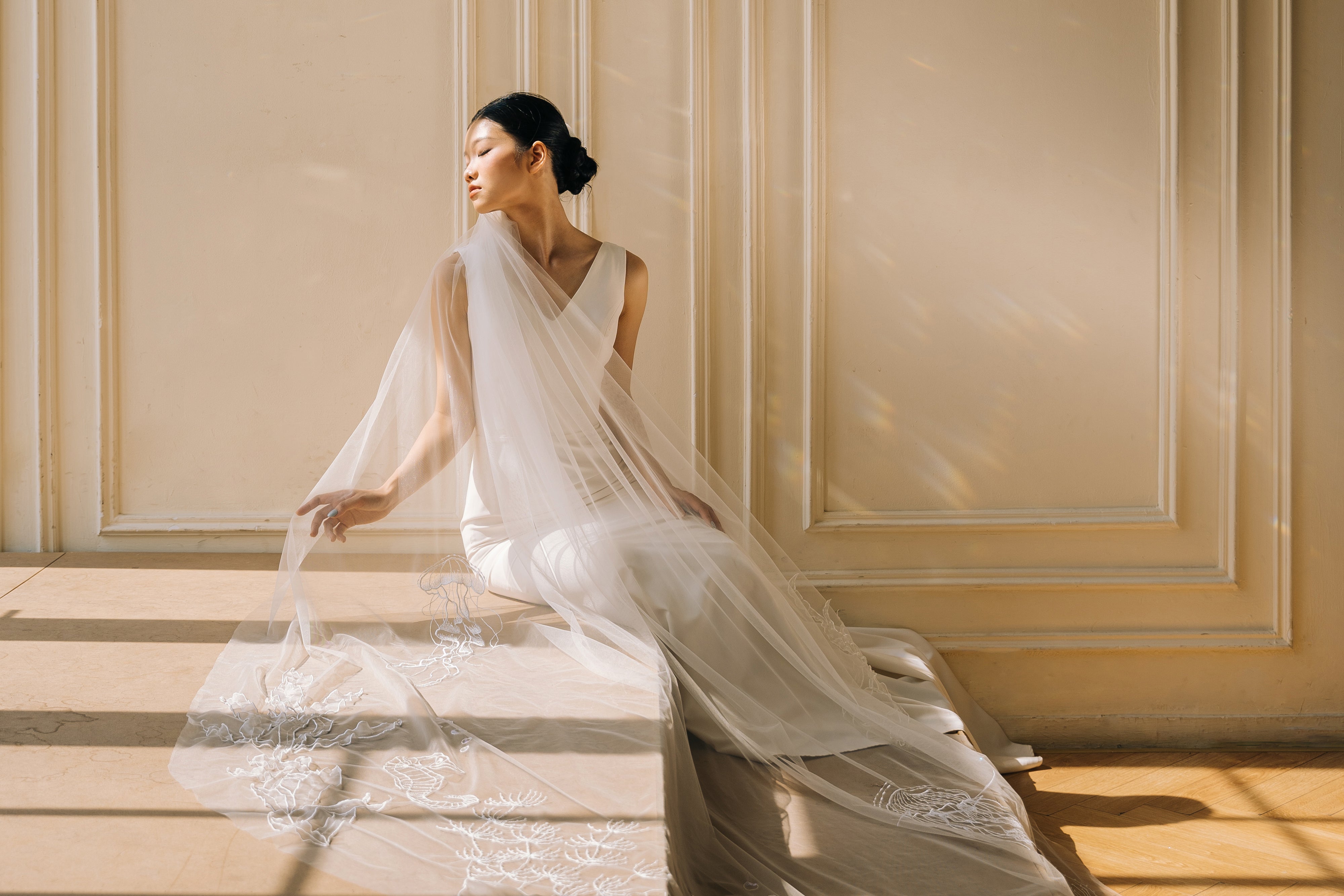 Ocean-inspired wedding veil with 3D embroidered marine life featuring jellyfish, starfish, seahorses, and seaweed on organza fabric, perfect for beach weddings