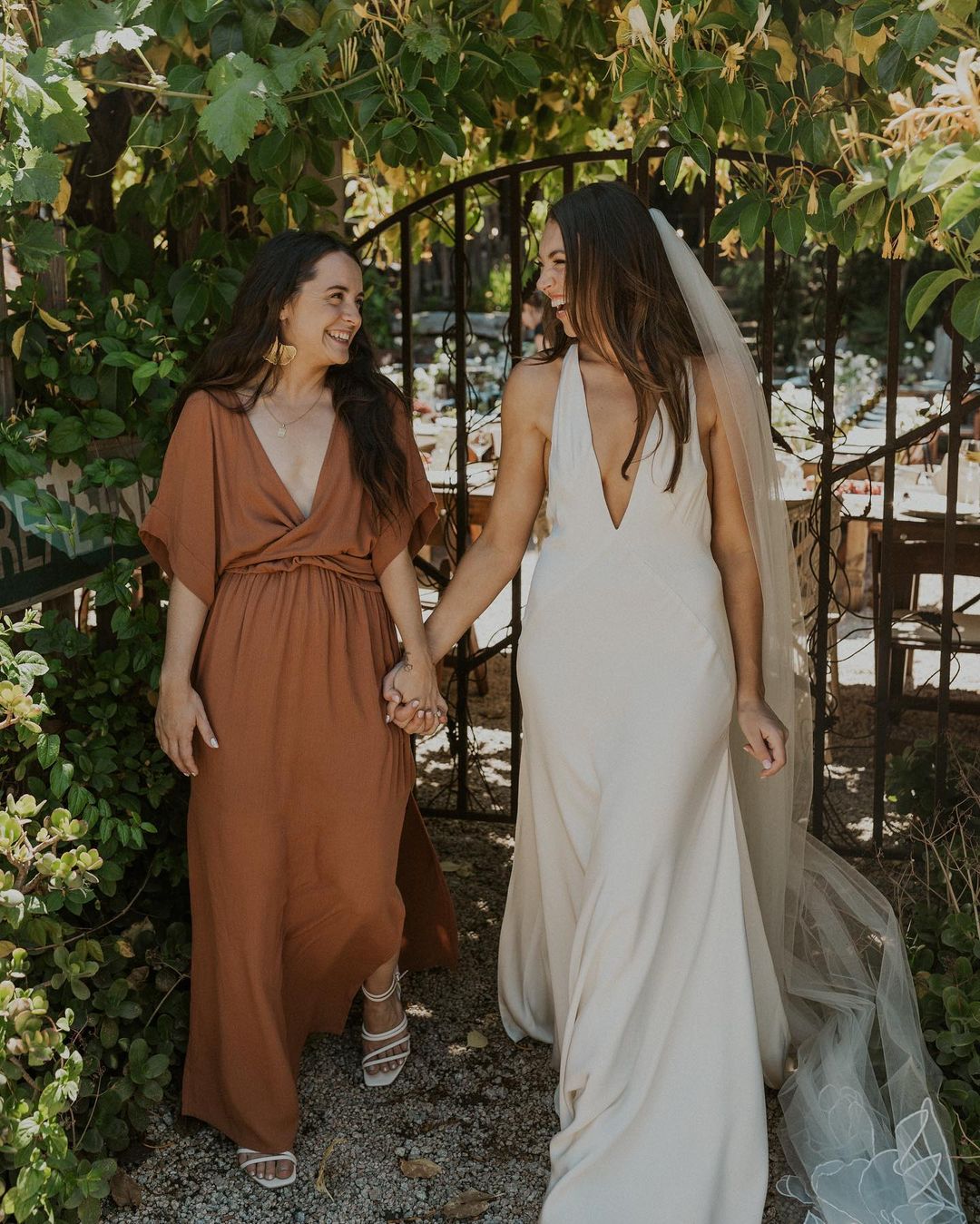 REAL BRIDES
Bride: Alix Celestino - Ventura, CA, USA
Veil: Jesi veil
Cathedral length: 110”
Color: Light ivory