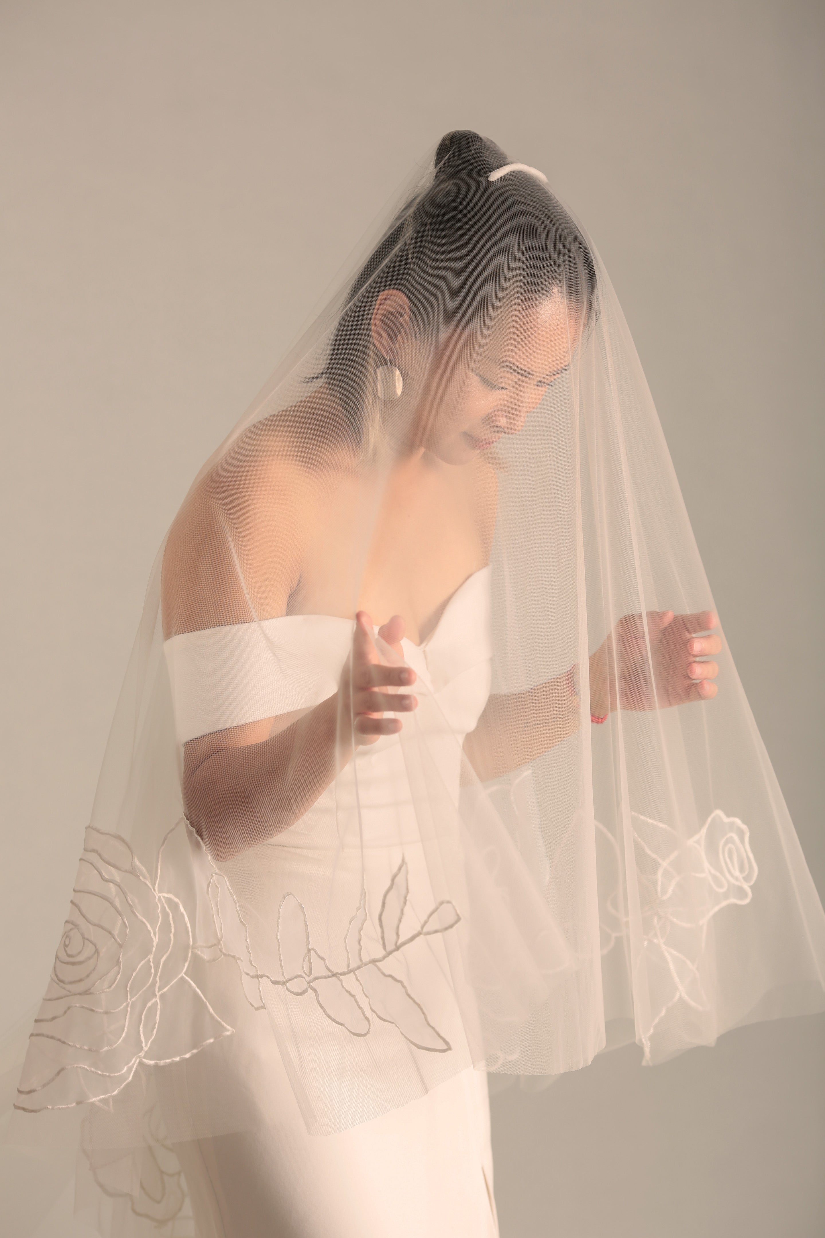 Elegant drop chapel veil with organza floral details, Minimal rose embroidered floral wedding veil, romantic elegant rose flower design