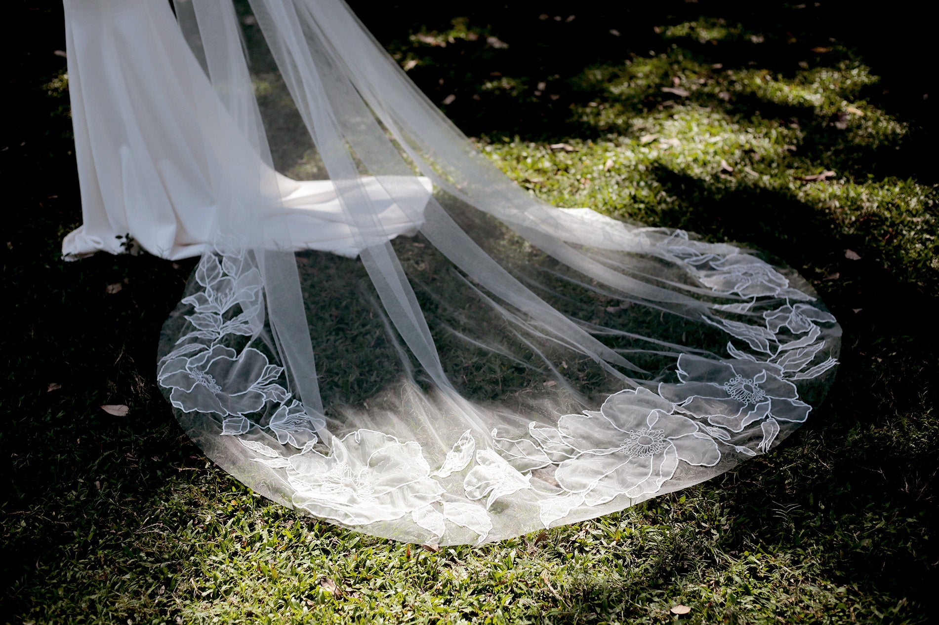 Close-up of the bottom of the SOPHIA floral veil, highlighting the intricate detail and sheer organza fabric.
Asia's cherry blossoms and Europe's wild roses, organza cathedral floral veil
