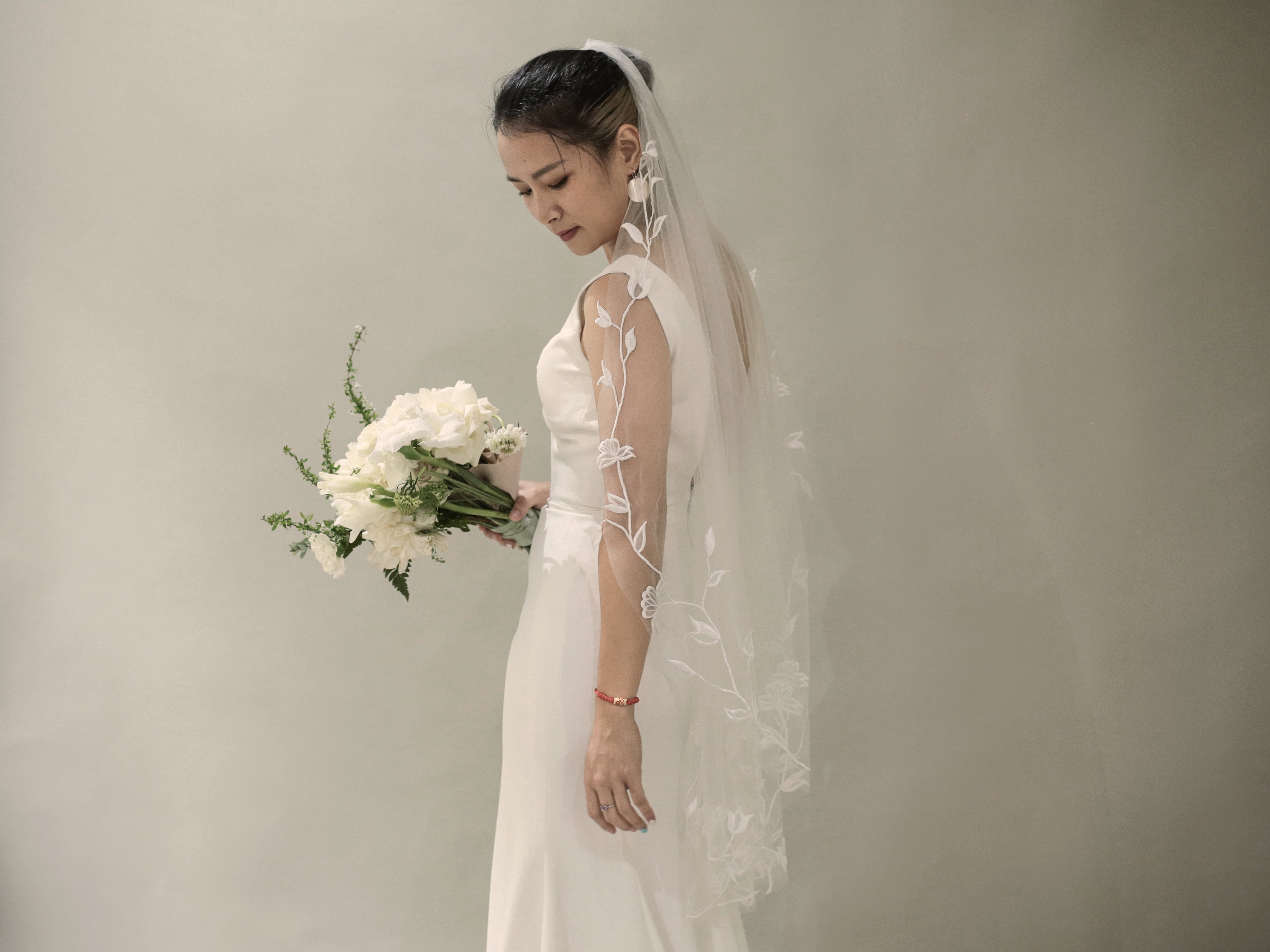 ZANA | Romantic fingertips embroidery floral veil