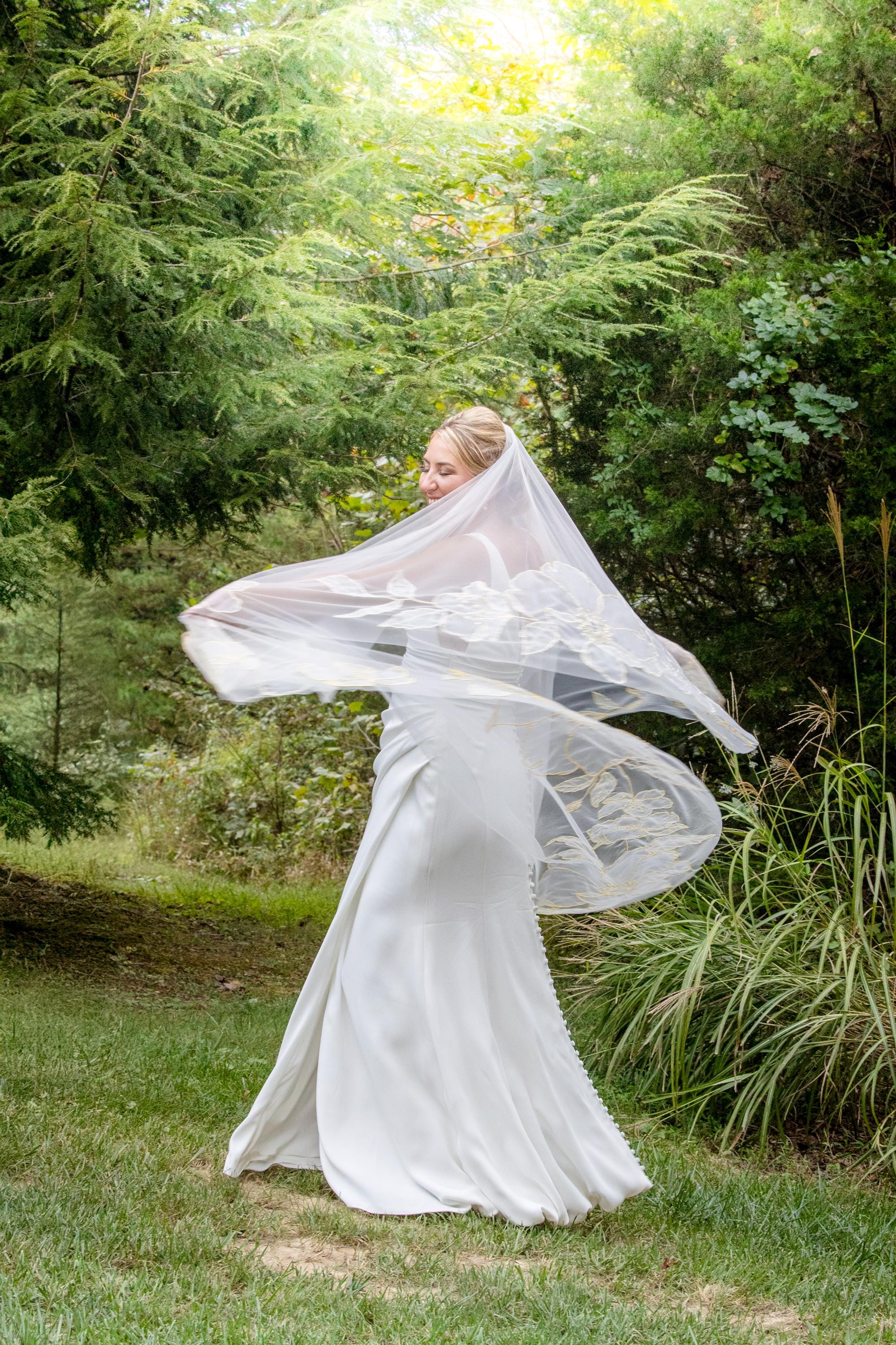 SARA LANG | Fingertips organza colored veil | Handmade Bridal