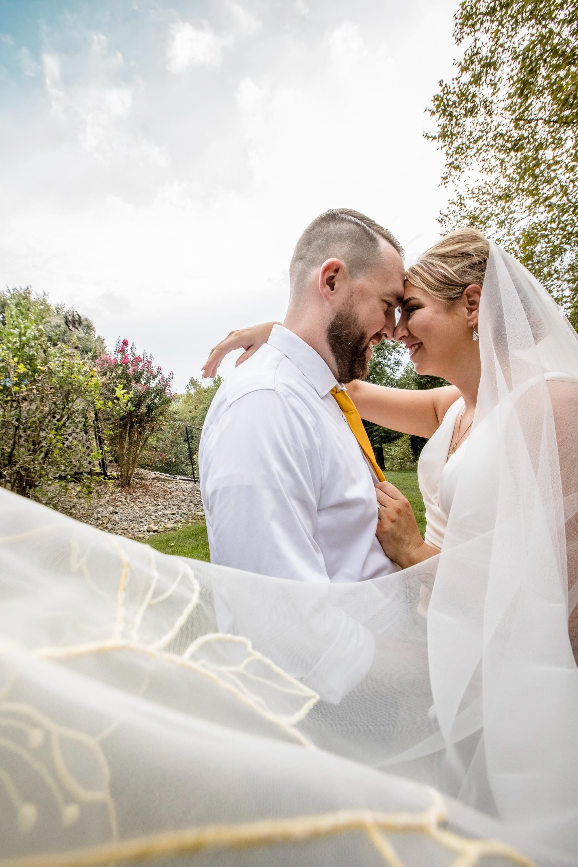 SARA LANG | Fingertips organza colored veil